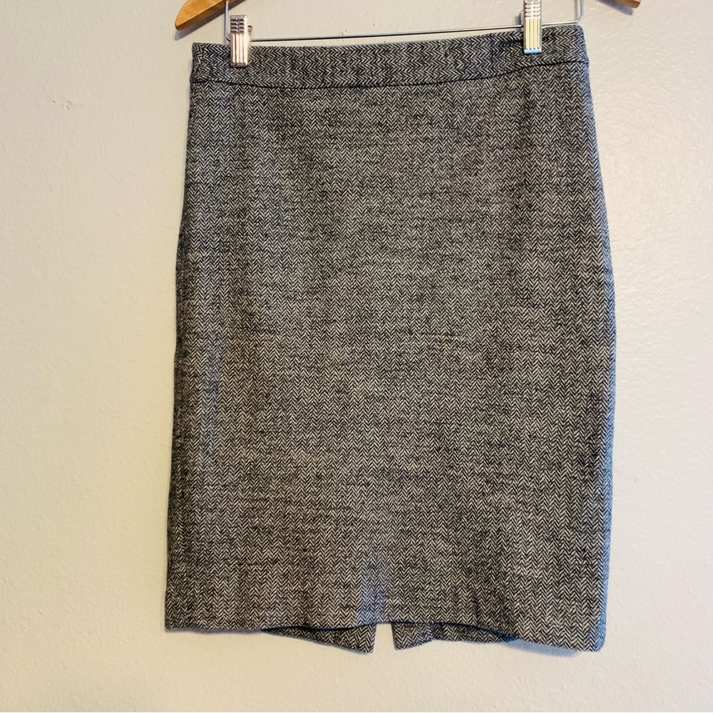 LOFT Women’s Grey Tweed Herringbone Pencil Skirt. Size 4. SKU 314